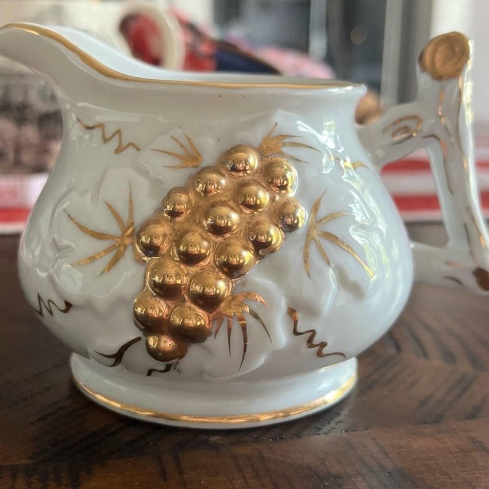 Golden Grape White and Gold Ceramic Creamer, GG-5 Fine China